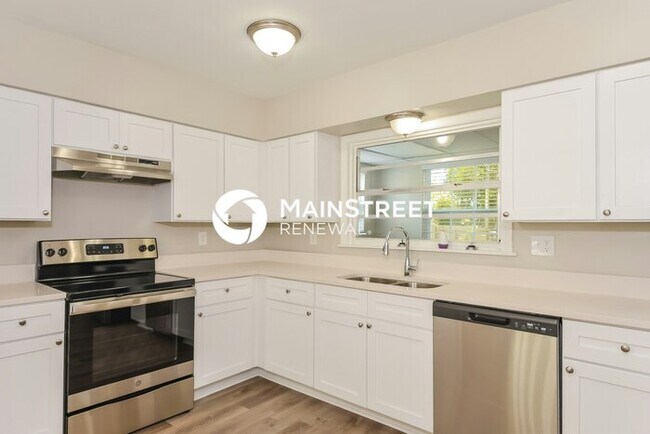 Building Photo - 3 Bedroom Pet-Friendly Home in BRADENTON, FL with Main Street Renewal