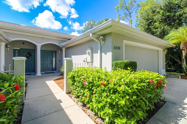 Building Photo - ** 3/2 ATTACHED UNFURNISHED VILLA FOR A LO...