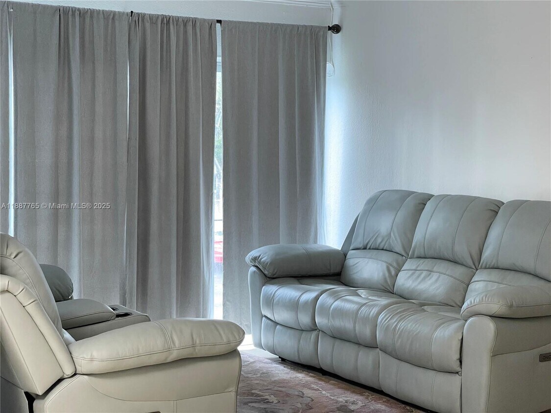 Foto principal - 9301 SW 4th St