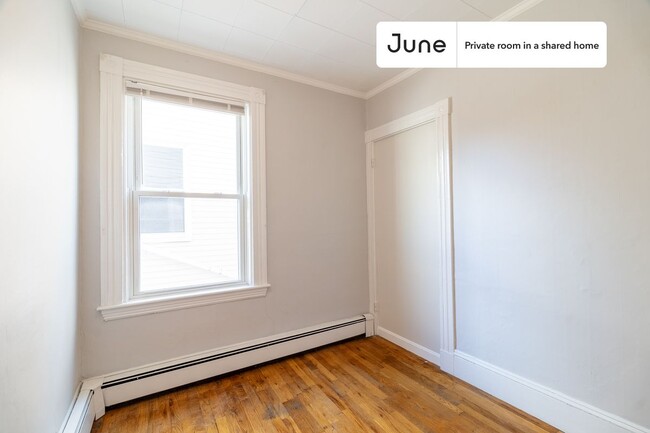 Foto del edificio - Private bedroom in 3 bed/1 bath Home