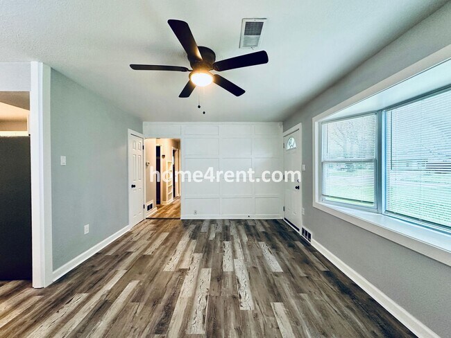 Foto del edificio - Lovely Three Bedroom Home in KCMO and an Updated Kitchen  w/ Granite and SS Appliances, including...