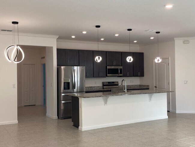 Foto del edificio - Like New 3 bedroom + den with French doors, screened in porch and Fenced yard and much more...