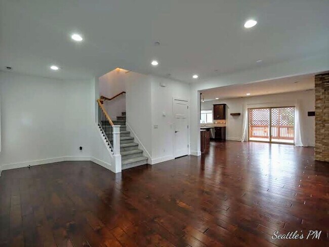 Foto del edificio - Elegant 4 Bedroom Oversized Home in Edmonds