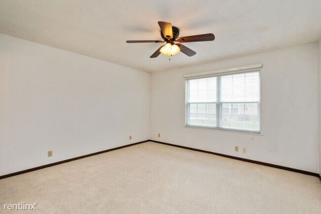Building Photo - 3 br, 2 bath Condo - 4019 Lexington Dr NE #A