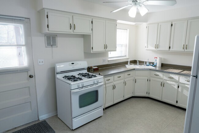 Kitchen - 383 Duane St