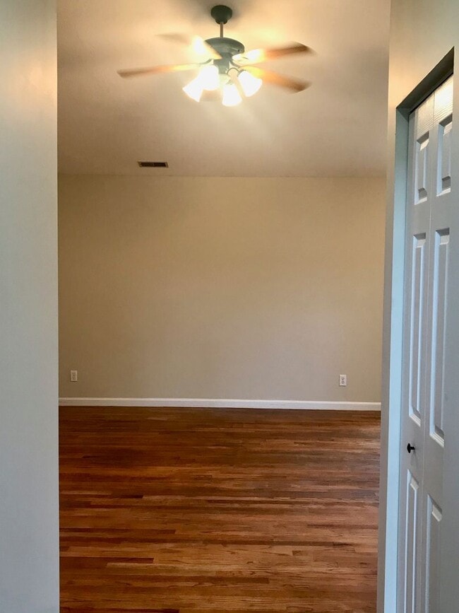 Building Photo - Gorgeous 3 Bedroom 2 Bathroom Ranch Home i...