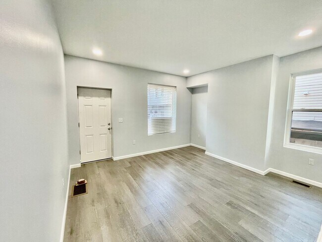 Foto del edificio - STUDENT HOUSING OPPORTUNITY - Bright and Updated 2 Bedroom 1.5 Bath House in Oakland