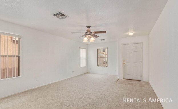 Foto del edificio - Sharp 3 Bed, 2 Bath w/ Pool!