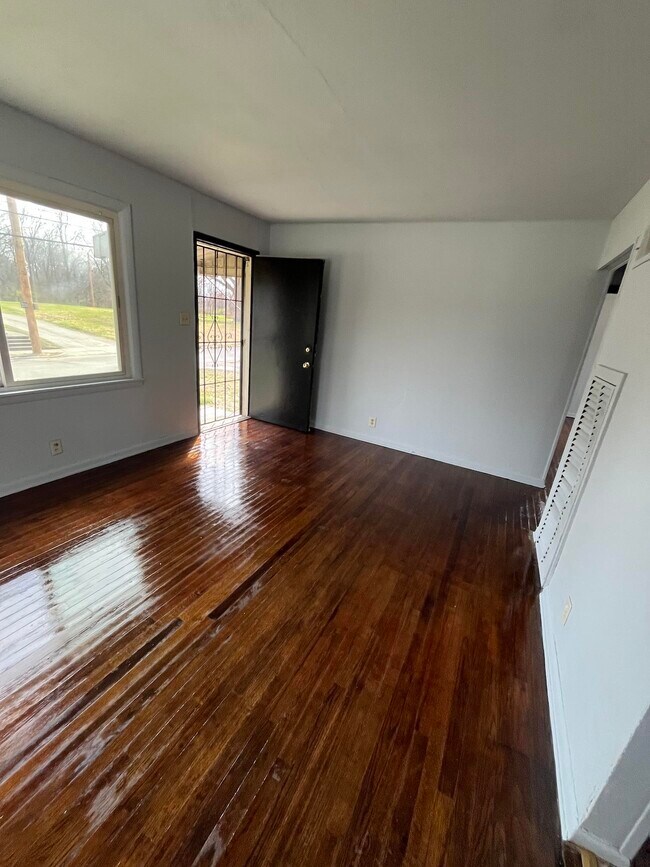 Building Photo - 827 Johnson-