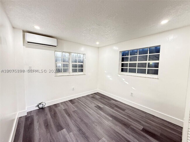 Foto del edificio - 130 NW 32nd Pl