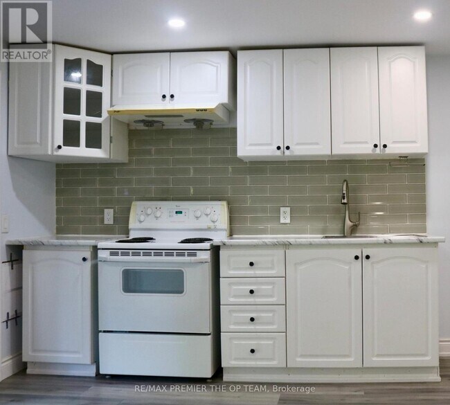 Building Photo - 120 Royal Palm Dr