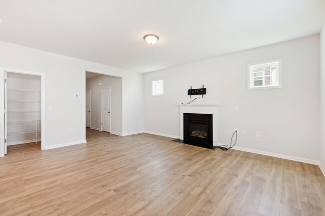 Building Photo - 413 Sunny Flds Dr