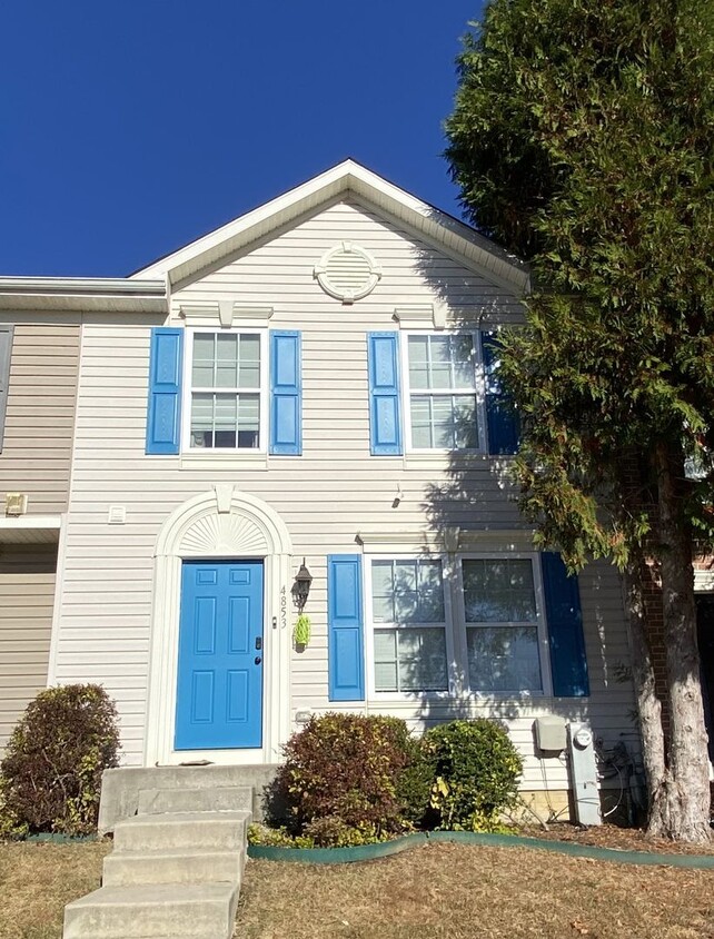 Foto principal - 3 Bedroom, 2 Full + 2 Half Bath Townhome i...