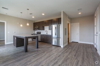 1BR, 1BA - 823 SF - FalconView