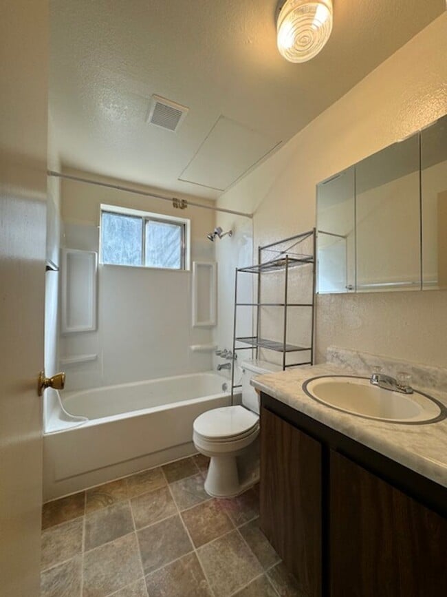 Building Photo - 2242 Heather Ln