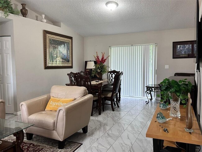 Foto del edificio - 1021 Embrun Ct
