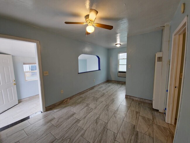 Sala de estar con salón - 927 N Vista Way