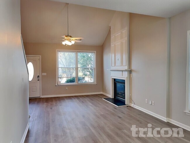 Foto del edificio - 1672 Woodsford Rd