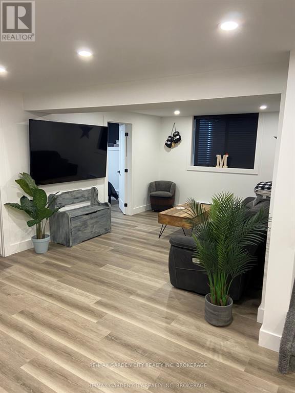 Building Photo - 622 Clare Ave