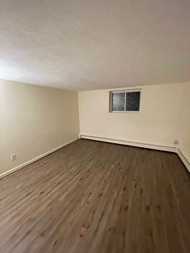 Building Photo - One bedroom with Heat & Parking