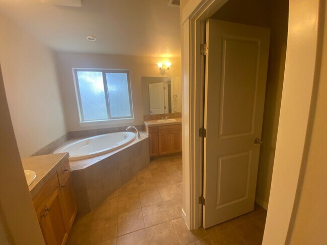 Building Photo - Georgeous 4 Bedroom Home in NE Bend with B...