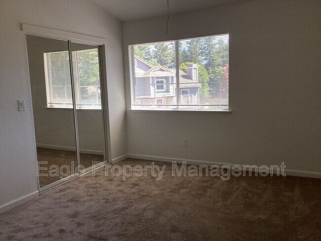 Building Photo - 9400 Fox Den Ct