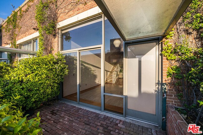 Foto del edificio - 1850 Industrial St