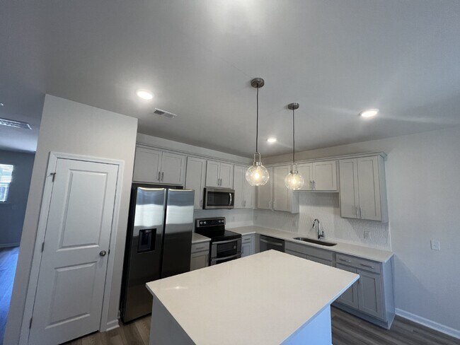 Building Photo - Modern 3 Bedroom Townhouse with Pool Acces...