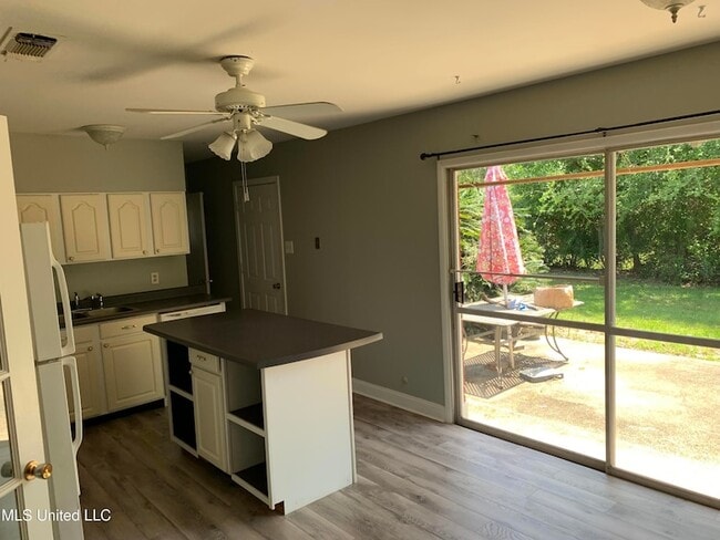 Building Photo - 2504 Middlecoff Dr