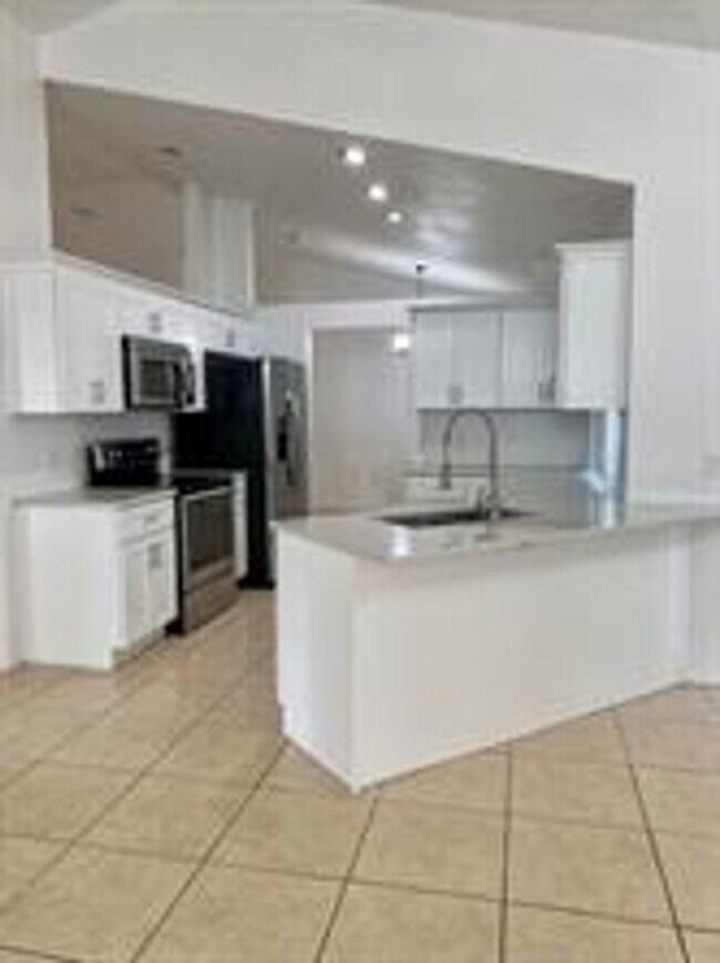 Foto del edificio - Available March 15, 2026