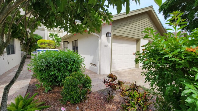 Foto del edificio - Desirable 2 bed/ 2 bath/1 car Condo in The...