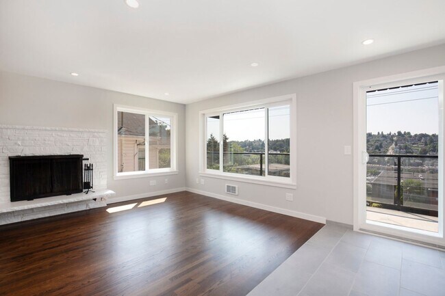 Building Photo - Queen Anne Triplex