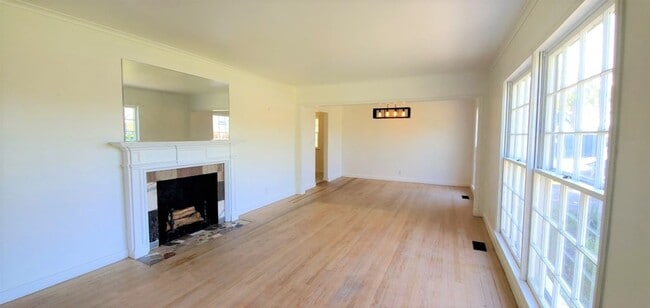 Foto del edificio - 3 Bed 1.5 Bath 2 car garage in Nichol's Hills Addition NW OKC
