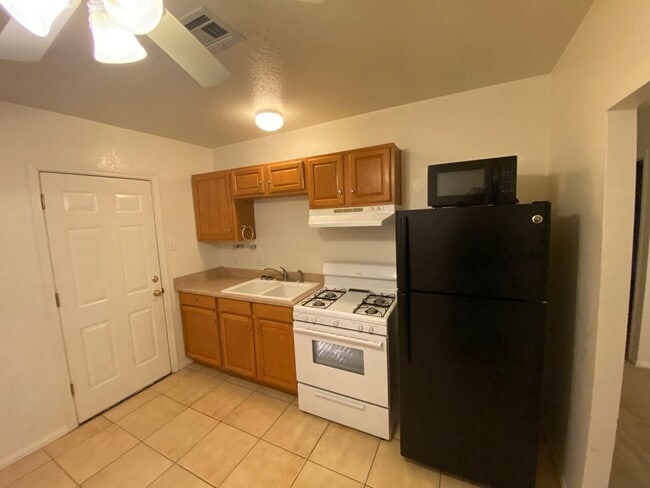 Building Photo - Cute Single Story in Henderson