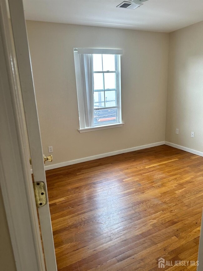 Foto del edificio - 663 S Park St