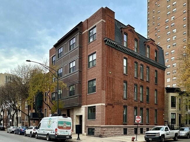 Building Photo - 851 N La Salle Dr