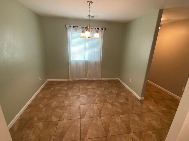 Building Photo - Lovely Home for rent in Visalia, Ca