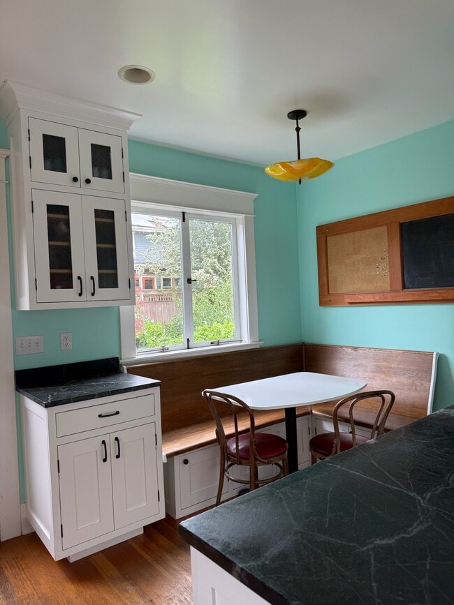 Building Photo - 4534 Thackeray Pl NE