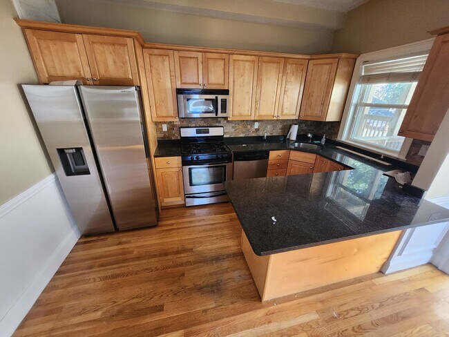Foto del edificio - Bi Level Rehabbed 2 Bd 2 Bath With Laundry...