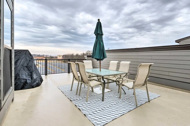 Foto del edificio - Luxury 3BR/2.5BA Condo w/ Balcony and Rooftop Terrace & Garage – Walk to One Loudoun