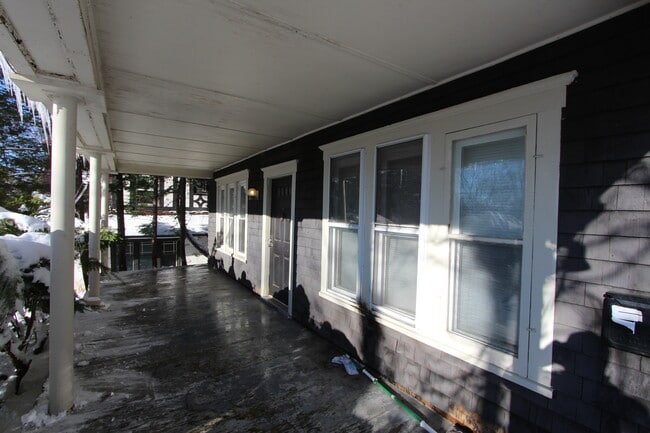 porche - 831 Lancaster Ave