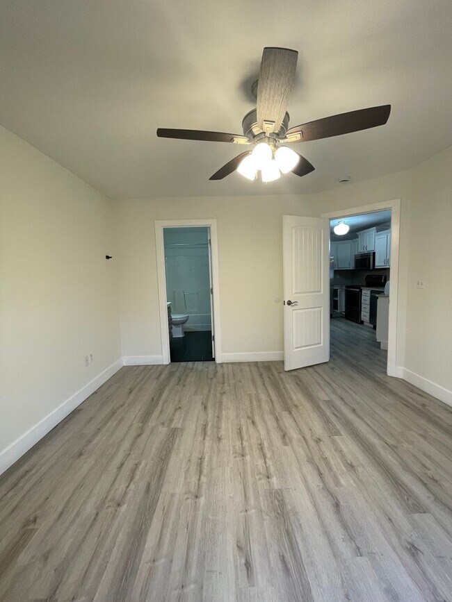 Building Photo - 1009-1011