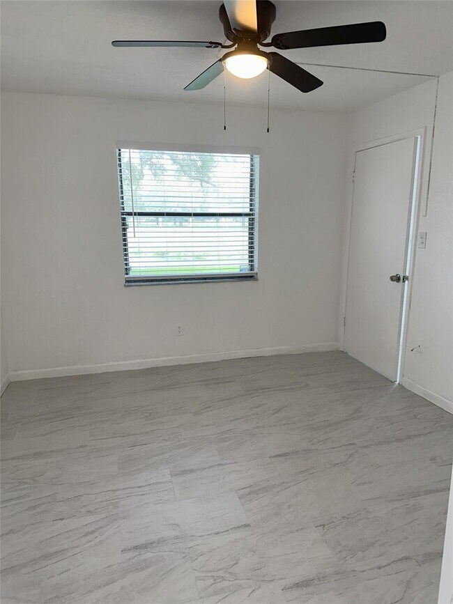 Building Photo - 6061 Shaker Wood Cir