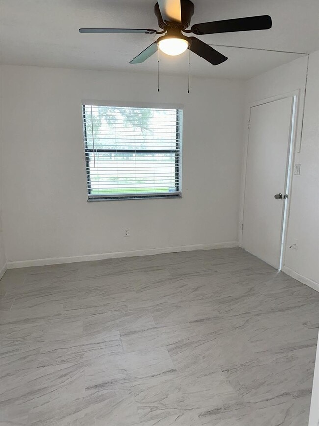 Foto del edificio - 6061 Shaker Wood Cir