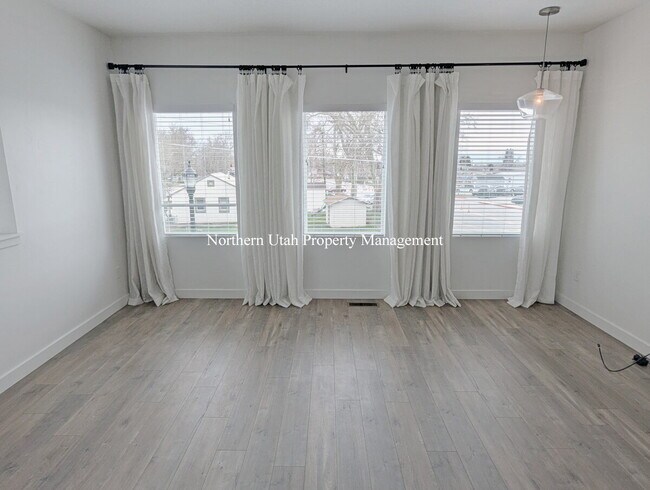 Foto del edificio - Newer 2 Bed 3 Bath Townhome