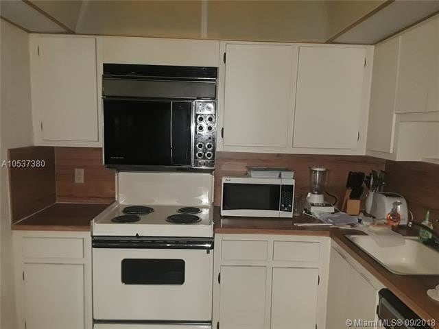 Building Photo - 4015 W Palm Aire Dr