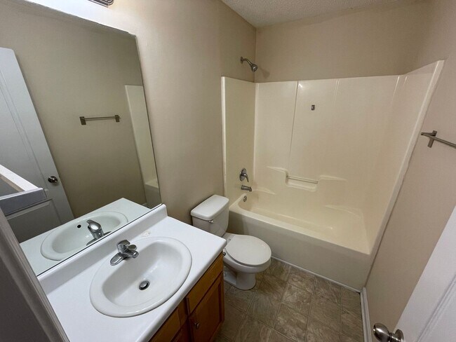 Foto del edificio - BRIDGEWATER HOME! PRE-LEASING FOR AUGUST 2...