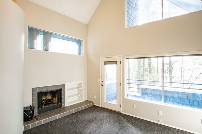 Building Photo - Fantastic Lake Oswego 2Bdr w/Fireplace, Dishwasher & W/D + Balcony