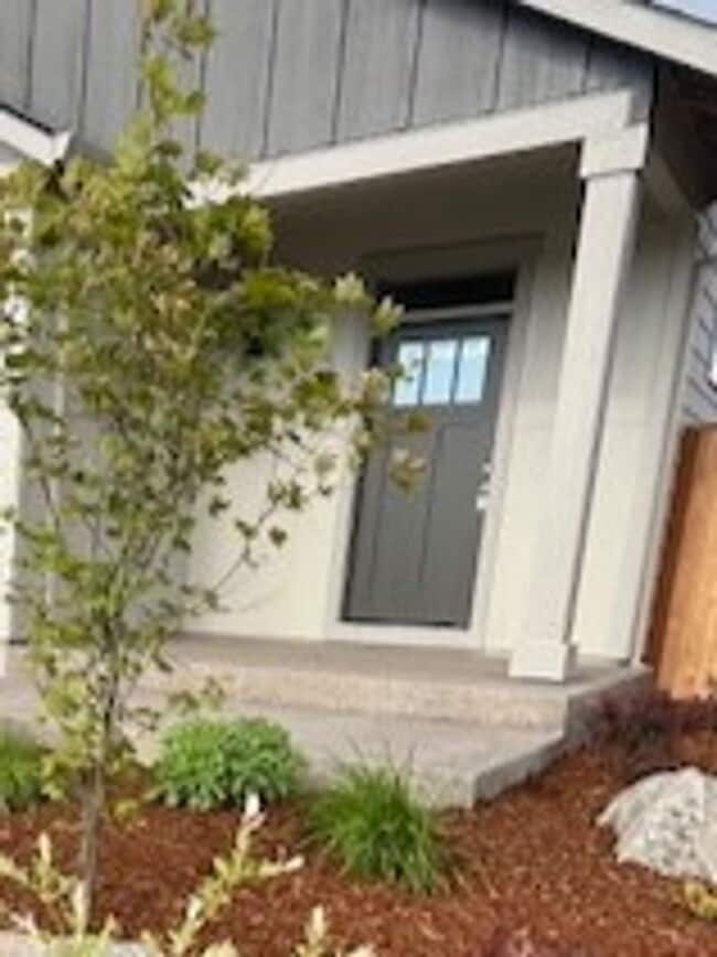 Building Photo - 3 Bedroom 2 Bath Silverton OR