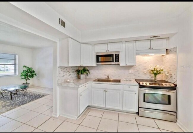 Building Photo - 7313 Royal Palm Dr